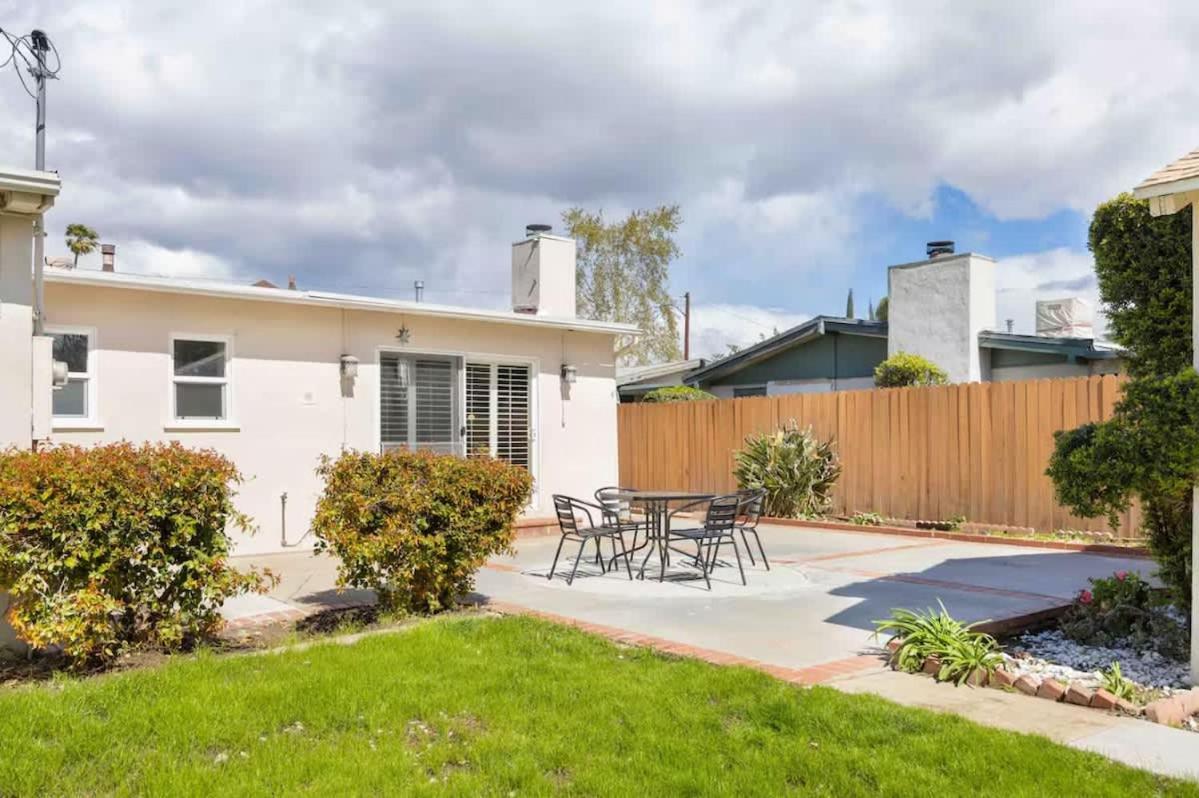Gilmore Grove In Reseda Holiday home