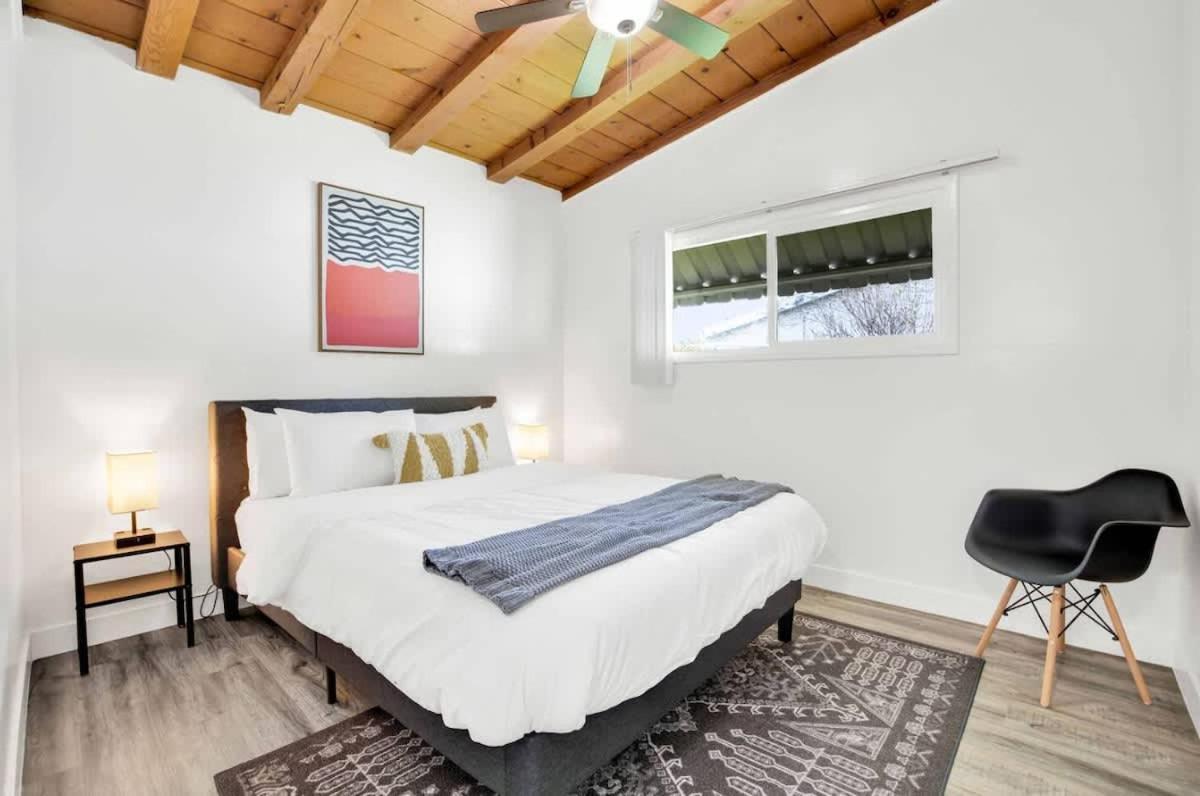 Gilmore Grove In Reseda Holiday home *